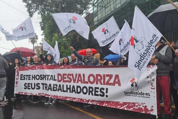 Profissionais da enfermagem do Instituto de Cardiologia de Porto Alegre protestam contra atraso de salários