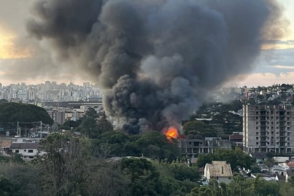 Incêndio toma prédio comercial em Porto Alegre