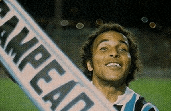 Na História: Filha de André Catimba doa faixa de campeão gaúcho ao Museu do Grêmio