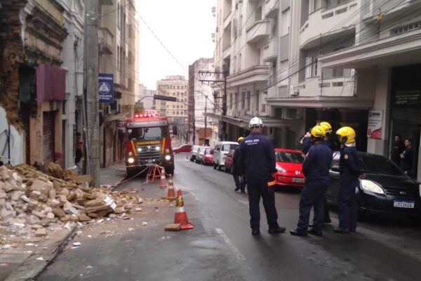 Desmoronamento de fachada em prédio abandonado bloqueia rua em Porto Alegre