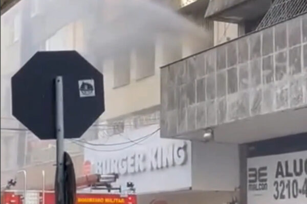 Incêndio em lanchonete em Porto Alegre é controlado pelos bombeiros