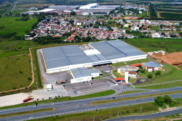 Eve e Embraer anunciam construção da primeira fábrica de carros voadores no Brasil