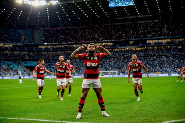Atacante do Flamengo liga para narrador após ser chamado de “gostoso” durante transmissão