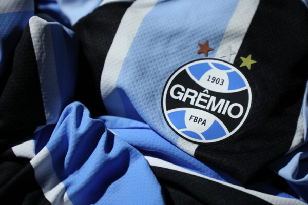 Grêmio confirma acerto com atacante que estava na Europa