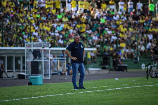 Ypiranga-RS comunica saída do treinador Luizinho Vieira