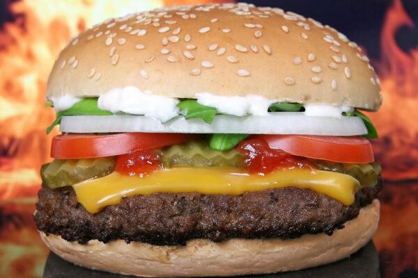 Rede de fast food é condenada por utilizar adolescentes na operação de chapas e fritadeiras