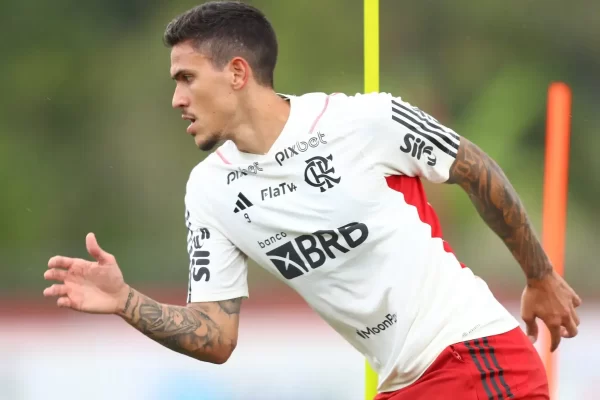 Atacante do Flamengo relata agressão de preparador físico dentro do vestiário