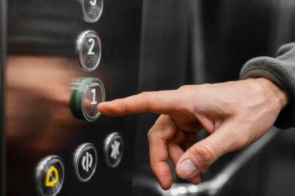 Lei que proíbe uso de termos “elevador social” e “elevador de serviço” entra em vigor no RJ