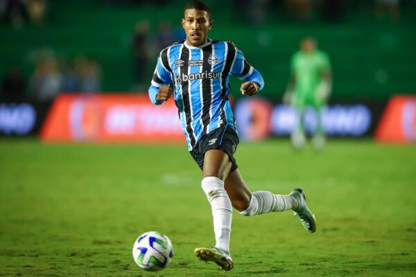 Grêmio anuncia a venda de lateral-direito