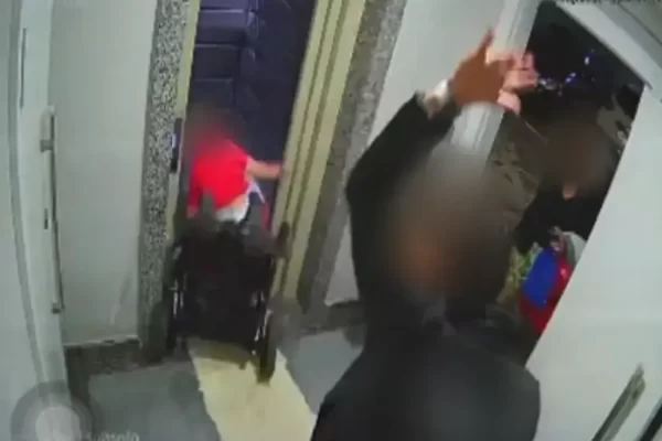 Homem é indiciado após ser flagrado agredindo filho com paralisia cerebral em Canela