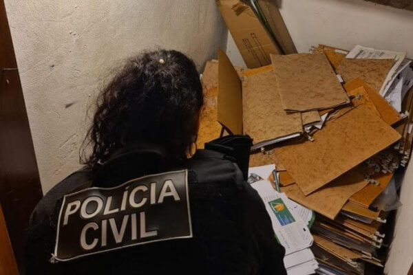 Ação policial em imobiliária da Capital: investigação de desvio de R$ 1 milhão de condomínios