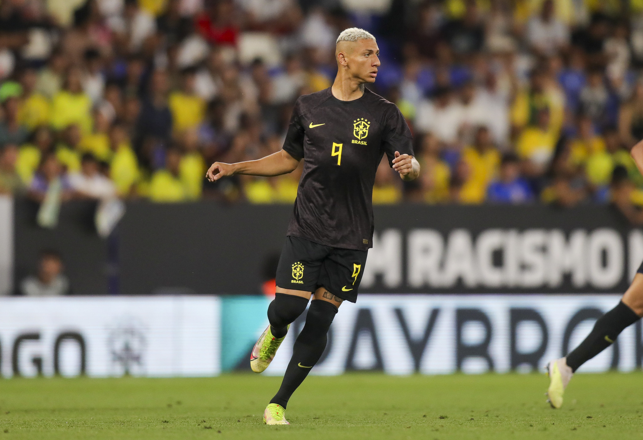 Campanha da Open English com Richarlison doará R$ 2 milhões em