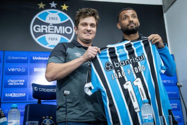 João Pedro é apresentado no Grêmio e destaca parceria com Suárez: “Vai ser divertido”