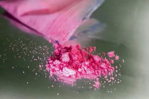 Cocaína rosa e laboratório de drogas são encontrados na região metropolitana
