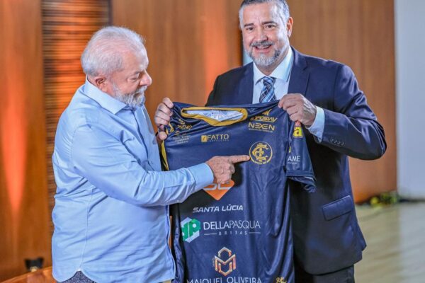 Presidente Lula recebe camiseta de time gaúcho