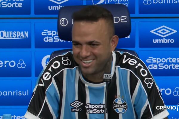 Luan é apresentado no Grêmio e afirma estar 100% focado no clube: “Quero dar meu melhor aqui”