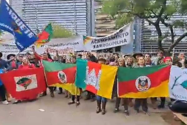 Tradicionalistas fazem manifestação por conclusão das obras no Parque Harmonia