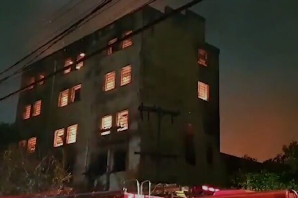 Incêndio atinge prédio no bairro Navegantes, em Porto Alegre