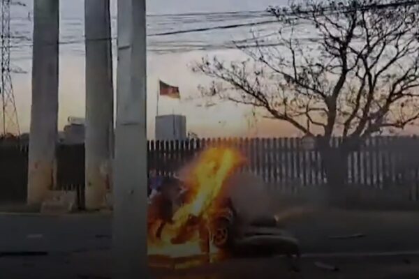 Carro pega fogo após acidente com ônibus em Zona Norte de Porto Alegre