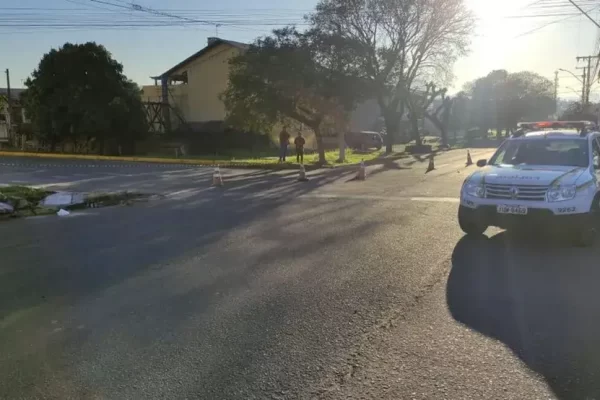Homem morre após ser atropelado por ônibus escolar no Vale do Caí