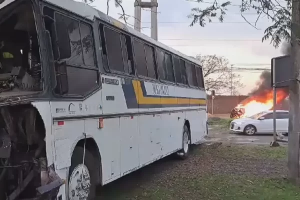 Estado de saúde de motoristas é considerado grave após acidente entre carro e ônibus em Porto Alegre