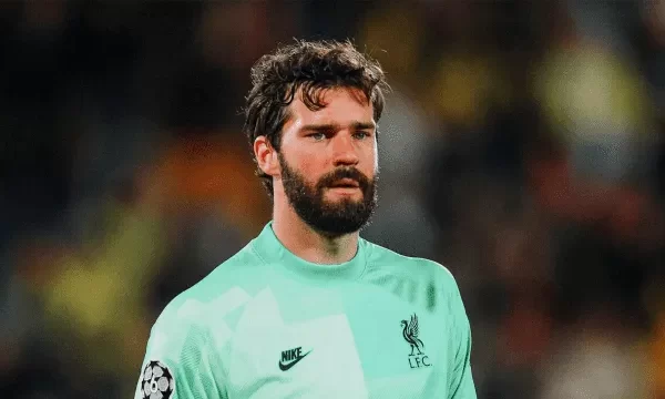 Alisson entra na mira de equipe saudita