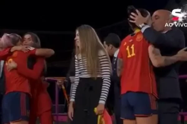 Ministro do Esporte da Espanha condena atitude de Luis Rubiales ao assediar jogadora da seleção espanhola: “é inaceitável”