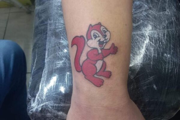 Jovem de Viamão faz tatuagem de esquilo símbolo da rede de supermercados Zaffari