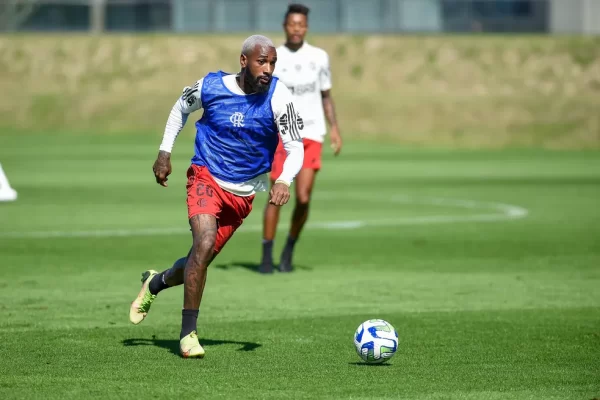 Jogadores do Flamengo trocam socos durante treino nesta terça