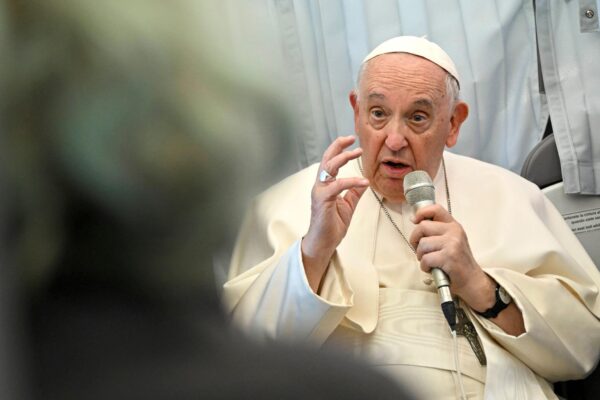 Papa Francisco defende o respeito às mulheres transexuais e visita vítimas de abusos cometidos por membros da Igreja Católica
