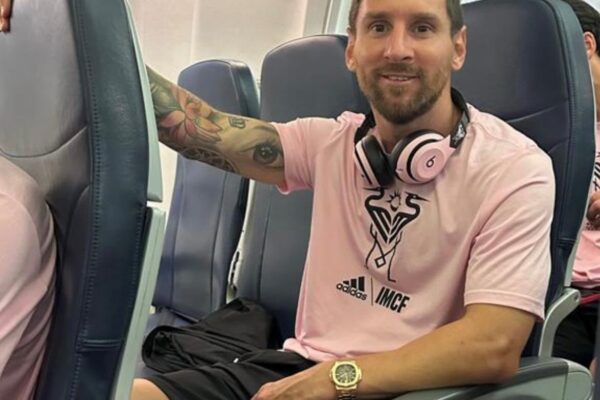 Messi viraliza nas redes ao viajar de classe econômica nos Estados Unidos
