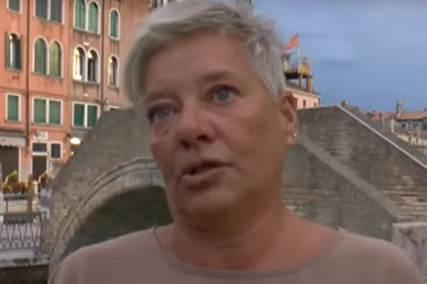 Vereadora italiana da frase “attenzione pickpocket” tem celular roubado em Veneza
