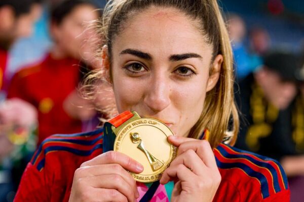 Olga Carmona publica homenagem ao pai que morreu durante a final da Copa do Mundo Feminina; jogadora marcou o gol do título espanhol