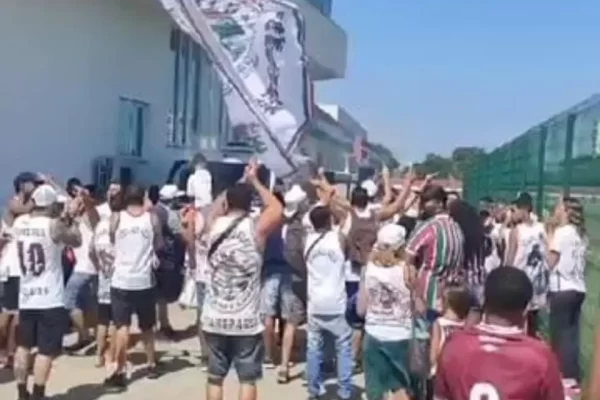 Torcida do Fluminense invade CT após início de tumulto em treino