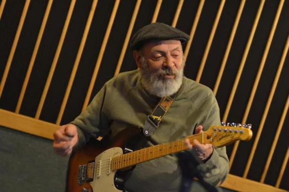 Morre o guitarrista Zé Flávio, do Almôndegas, aos 71 anos