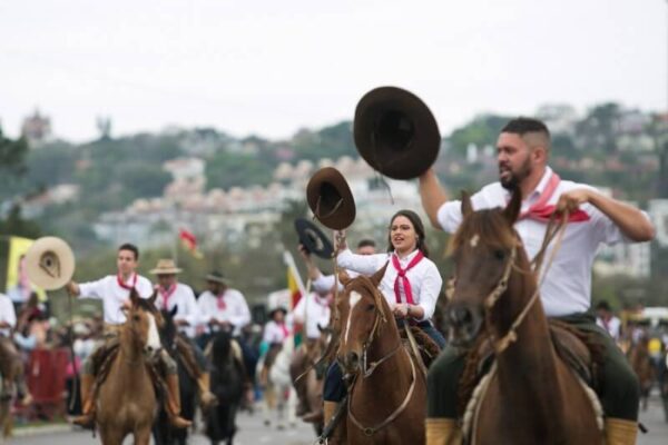 Desfile de 20 de setembro em Porto Alegre será substituído por cavalgadas solidárias em prol das vítimas da enchente