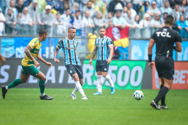Luan completa dois meses no Grêmio com apenas 40 minutos em campo
