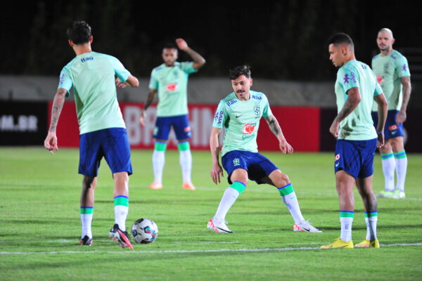 Jogadores da dupla Gre-Nal retornam para Porto Alegre após amistoso do pré-olímpico ser cancelado no Marrocos
