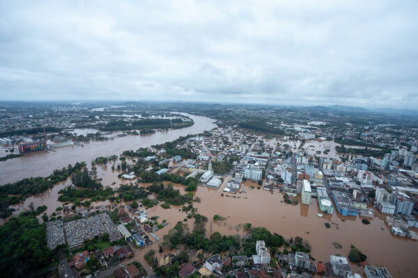 Governo Federal anuncia que enviará recursos, medicamentos e alimentos para vítimas da enchente no RS