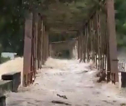Ponte de ferro entre Farroupilha e Nova Roma do Sul é destruída por inundação do Rio das Antas