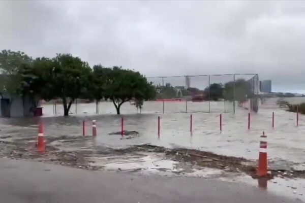 CT do Inter é invadido por água do Guaíba e gramados ficam alagados