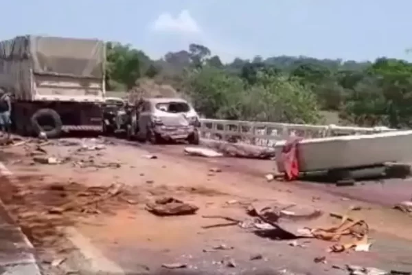 Acidente na BR-141, em Goiânia, envolvendo 18 veículos deixa mortos e vários feridos