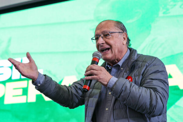 Presidente em exercício, Alckmin marca reunião para debater ajuda aos atingidos pelas enchentes no RS