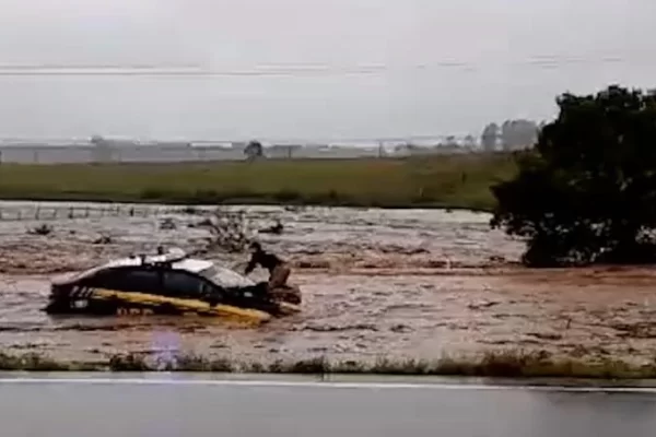 Barragem se rompe e interrompe tráfego na BR-116 em Camaquã