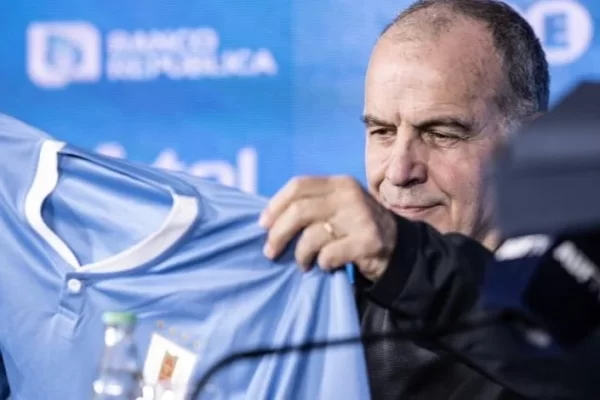 Treinador da seleção uruguaia revela motivo de não convocar Suárez para os primeiros jogos das Eliminatórias