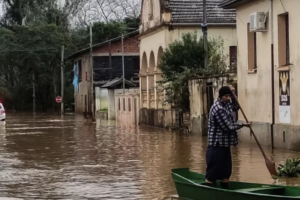 Número de mortes após enchentes sobe para 50