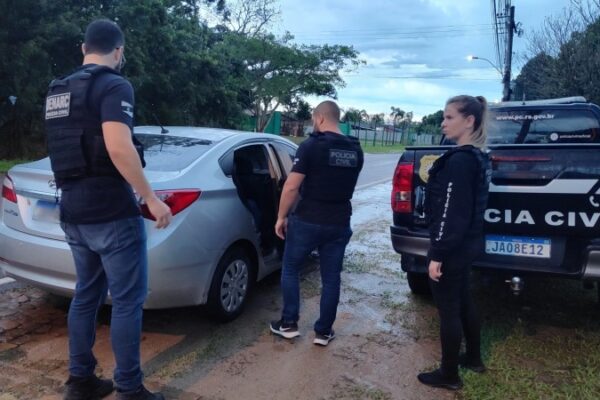 Operação em Porto Alegre desarticula rede de delivery de drogas e armas