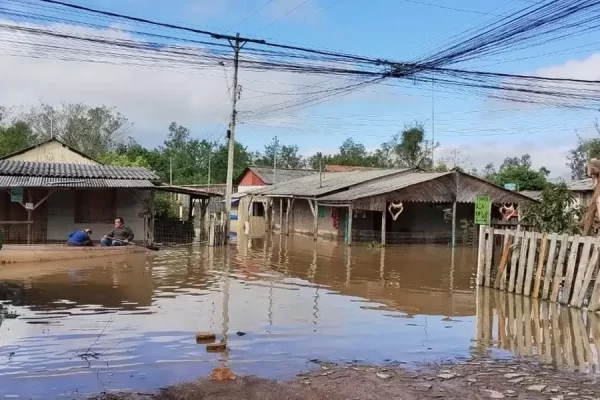 Cheia do Rio dos Sinos obriga mais de cem pessoas a saírem de casa em Taquara