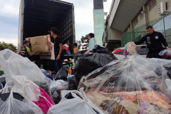 Dupla Ca-ju arrecada mais de 15 toneladas de doações para vítimas das enchentes no Estado