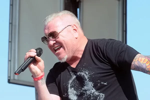 Steve Harwell, ex-vocalista do Smash Mouth, morre aos 56 anos